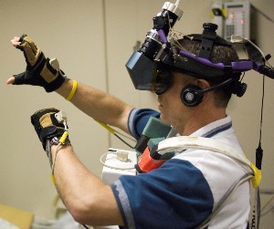 STS-118 DAVE WILLIAMS TRAINS WITH VIRTUAL REALITY HARDWARE